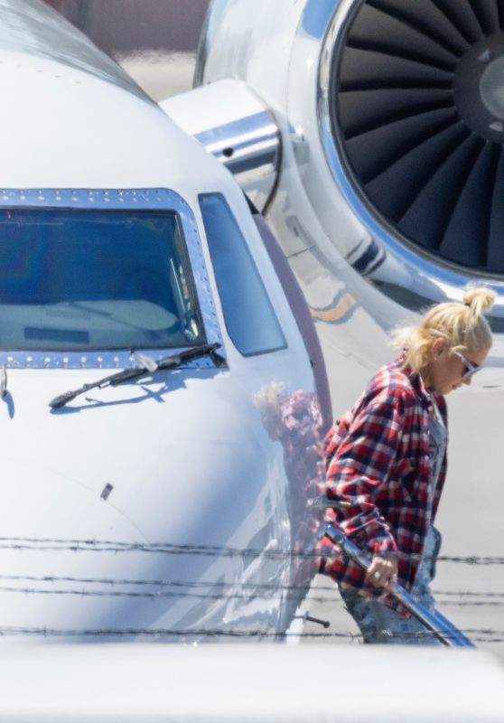 Gwen Stefani Touch Down in Los Angeles 07/19/2022