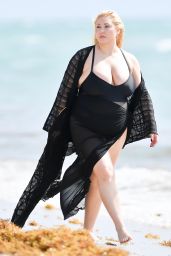 Hayley Hasselhoff - Heads to the Beach in Miami 07/18/2022
