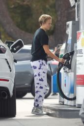 JoJo Siwa   Fuel Up Her Car in LA 07 28 2022   - 12