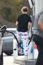 JoJo Siwa   Fuel Up Her Car in LA 07 28 2022   - 72