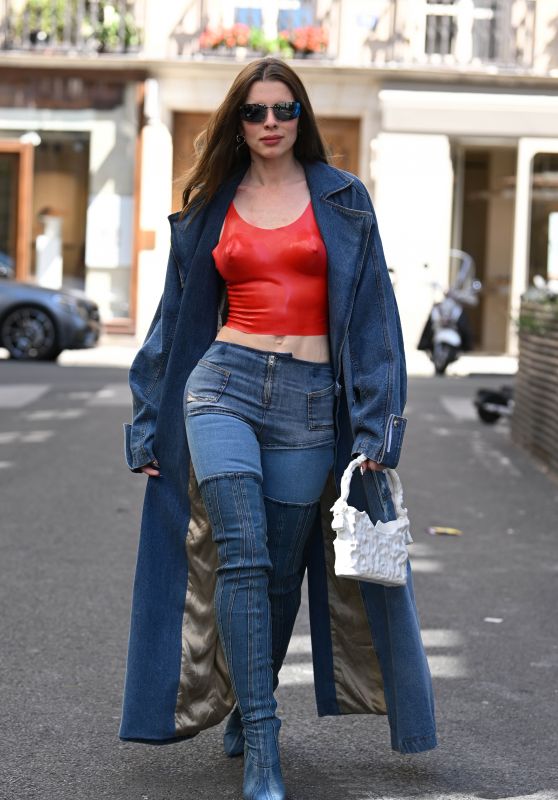 Julia Fox Street Fashion - Paris 07/04/2022