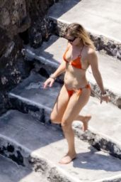 Kate Hudson in Orange Bikini - Positano 07/05/2022