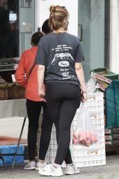 Katherine Schwarzenegger Shopping at the Farmers Market in Pacific Palisades 07 17 2022   - 15