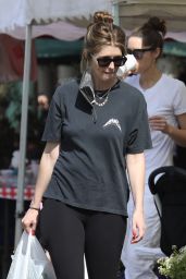Katherine Schwarzenegger Shopping at the Farmers Market in Pacific Palisades 07 17 2022   - 63