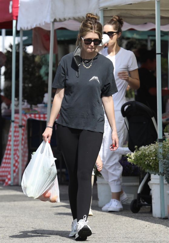 Katherine Schwarzenegger Shopping at the Farmers Market in Pacific Palisades 07 17 2022   - 48