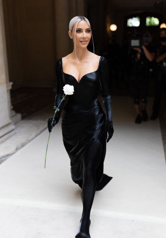 Kim Kardashian – Balenciaga Fashion Show in Paris 07/06/2022