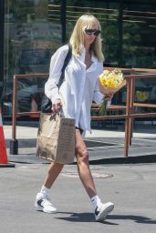 Kimberly Stewart   Shopping for Groceries and Fresh Flowers in LA 07 09 2022   - 56