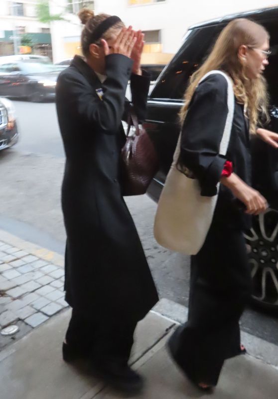 Mary-Kate Olsen and Ashley Olsen - Cafe Carlyle in New York 07/19/2022
