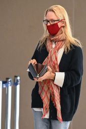 Uma Thurman - Arrives at JFK Airport in New York City 07/17/2022