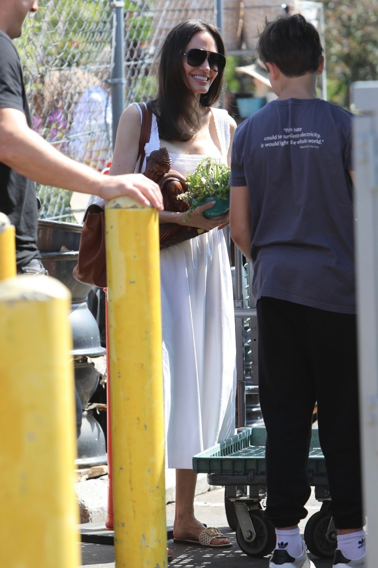 https://celebmafia.com/wp-content/uploads/2022/08/angelina-jolie-shopping-in-los-angeles-08-27-2022-4.jpg