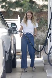 Ashlee Simpson Getting Gas in LA 08 03 2022   - 91