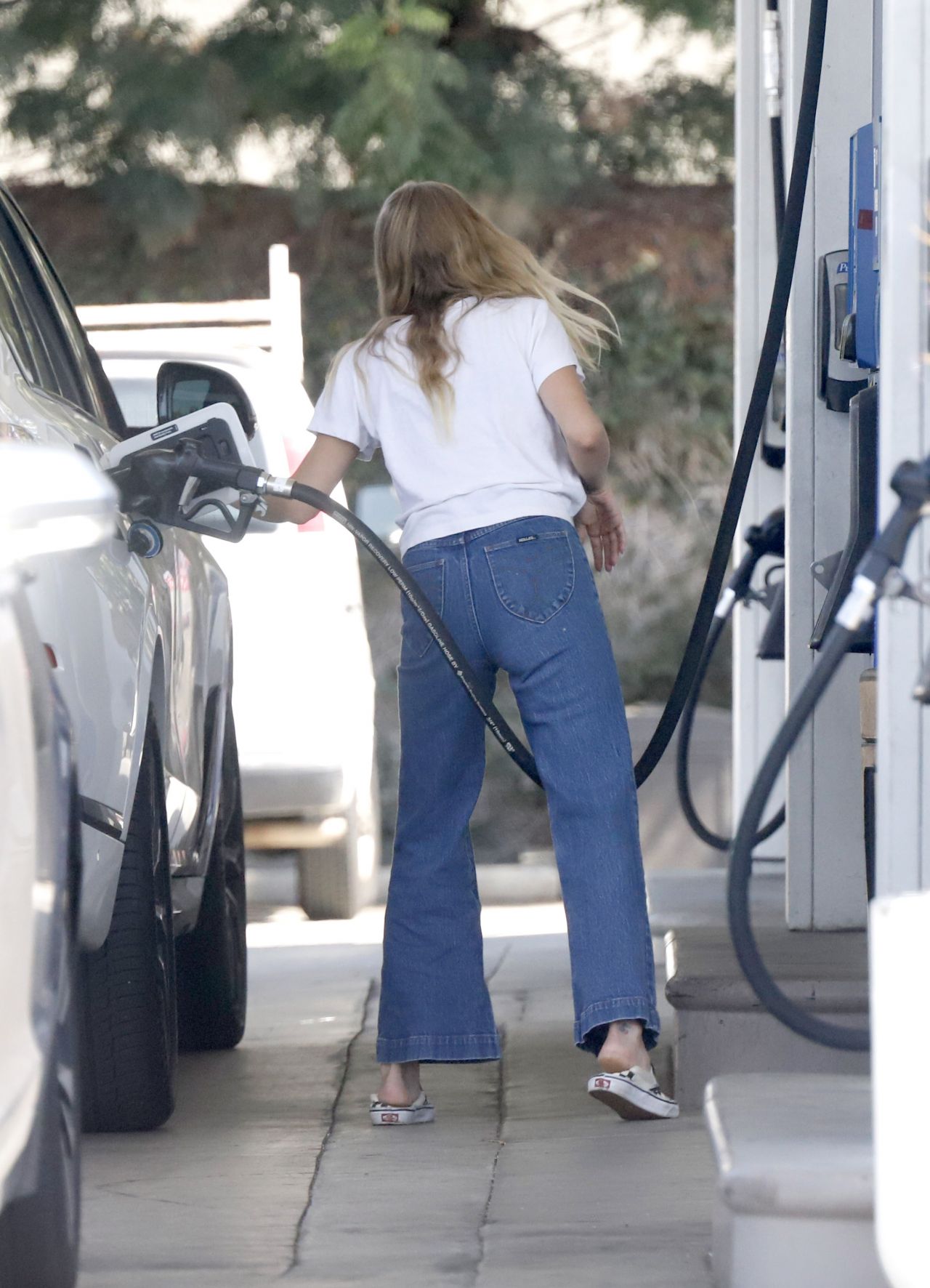 Ashlee Simpson Getting Gas in LA 08/03/2022 • CelebMafia