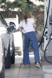 Ashlee Simpson Getting Gas in LA 08 03 2022   - 45