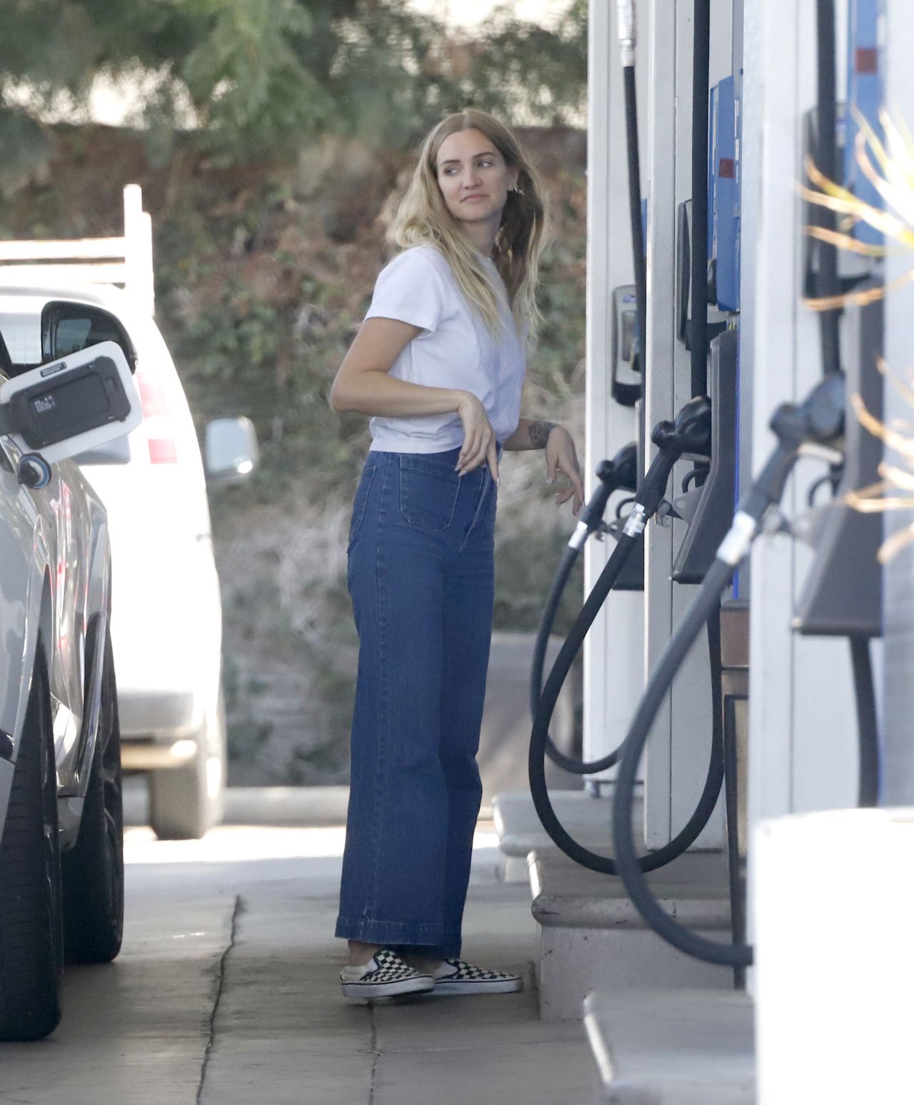 Ashlee Simpson Getting Gas in LA 08/03/2022 • CelebMafia