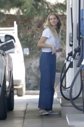 Ashlee Simpson Getting Gas in LA 08 03 2022   - 52