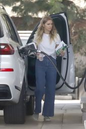 Ashlee Simpson Getting Gas in LA 08 03 2022   - 42