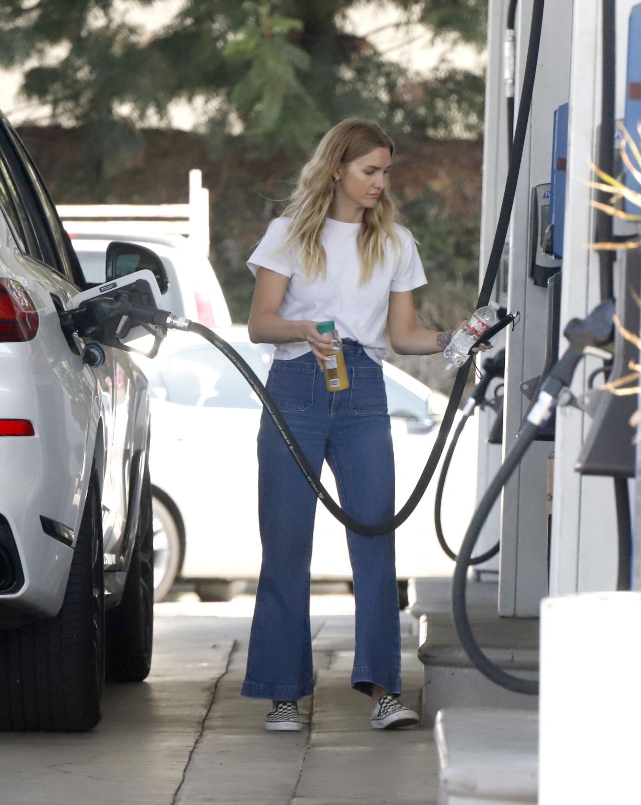 Ashlee Simpson Getting Gas in LA 08/03/2022 • CelebMafia