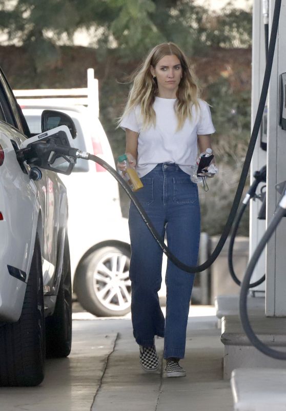 Ashlee Simpson Getting Gas in LA 08/03/2022