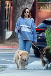 Aubrey Plaza in Comfy Outfit in Los Angeles 08 18 2022   - 15