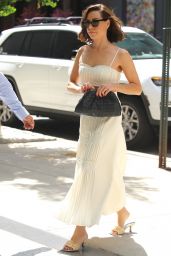 Aubrey Plaza Wearing a Summer Off-white Midi Dress and Matching Heels 08/09/2022