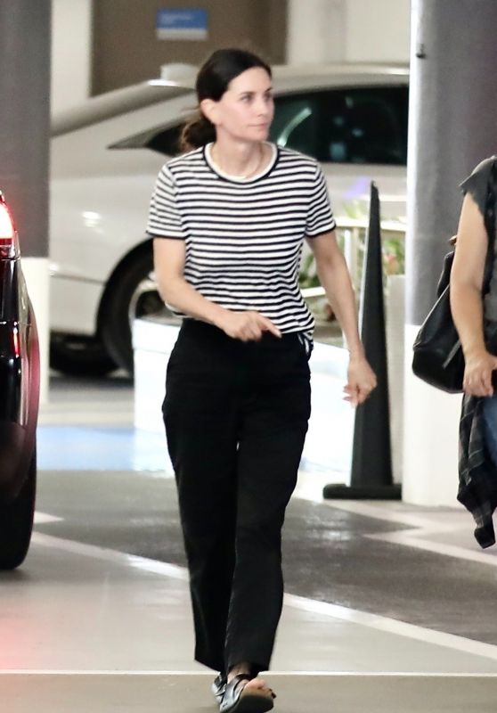 Courteney Cox at a Business Office in Beverly Hills 08/08/2022