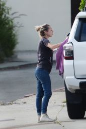 Dylan Penn - Washes Her Truck in LA 08/18/2022