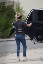 Dylan Penn - Washes Her Truck in LA 08/18/2022