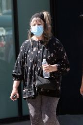 Elizabeth Olsen With Her Mom in Los Angeles 08/18/2022
