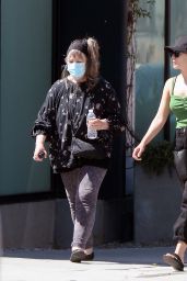 Elizabeth Olsen With Her Mom in Los Angeles 08/18/2022