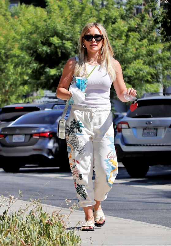 Hilary Duff in Comfy Outfit 08 18 2022   - 10