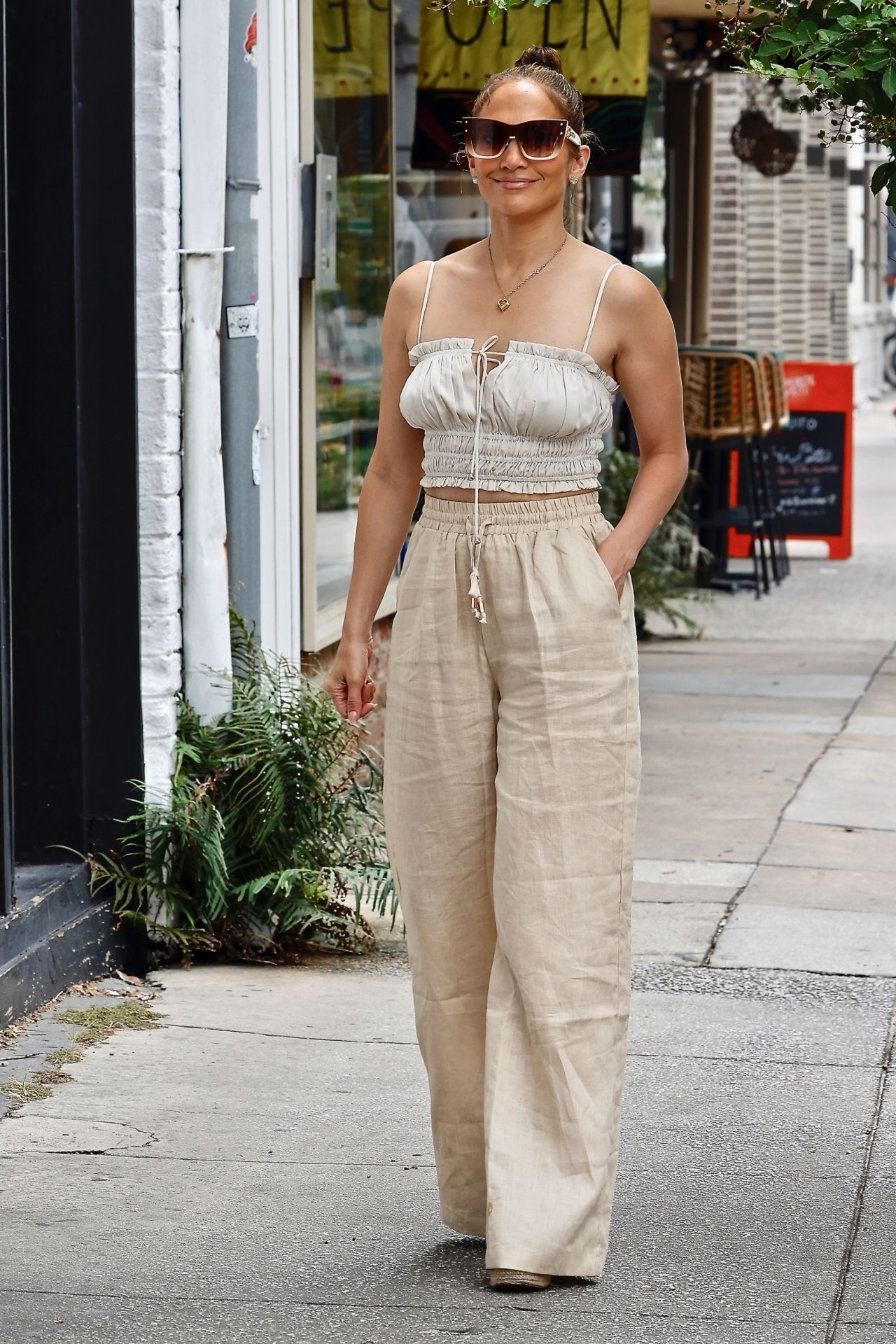 Jennifer Lopez in Wide-Legged Linen Trousers and a Ruched Top 08