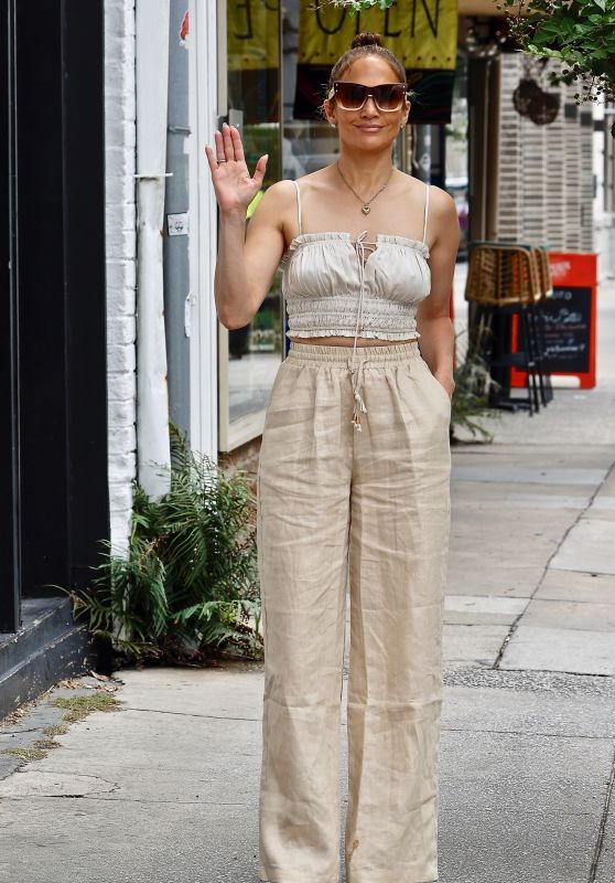 Jennifer Lopez in Wide-Legged Linen Trousers and a Ruched Top 08/18/2022