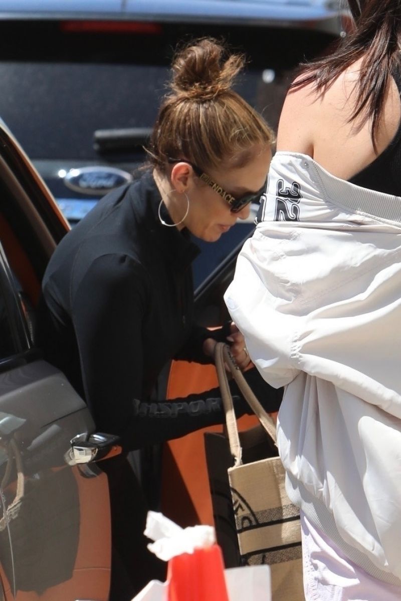 Jennifer Lopez Wearing a Custom Dior Bag and Her Wedding Ring 08/09 ...