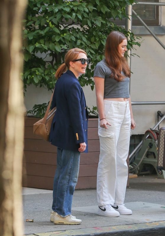 Julianne Moore with Her Daughter Liv in New York 08/29/2022