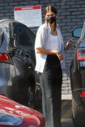 Kaia Gerber - Exiting Tailwaggers Pet Store in La 08/25/2022
