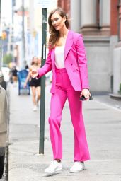 Karlie Kloss is Stylish - New York 08/17/2022