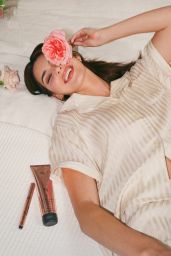 Kendall Jenner - Moon Rose Mint Collection 2022