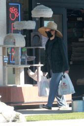 Kim Basinger at Pet Shop in Woodland Hills 08/22/2022