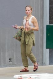 Kristen Bell in Comfy Outfit 08/22/2022