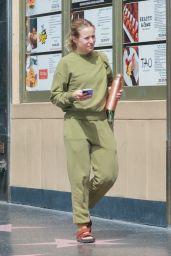Kristen Bell in Comfy Outfit 08/22/2022