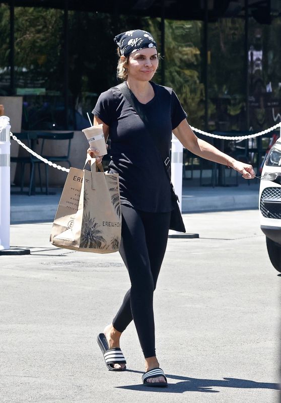 Lisa Rinna - Grocery Shopping at Erewhon Market in Studio City 08/26/2022