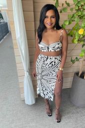 Mindy Kaling in b&w Outfit 08/01/2022