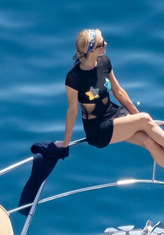 Paris Hilton and Carter Reum in Positano 08/10/2022