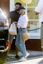 Reese Witherspoon - Shopping at Sugar Paper Stationery Store at the Brentwood Country Mart 08/12/2022