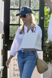 Reese Witherspoon - Shopping at Sugar Paper Stationery Store at the Brentwood Country Mart 08/12/2022