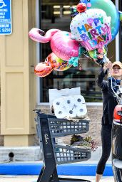 Renee Zellweger - Shops for Balloons and Groceries in Laguna Beach 08/10/2022