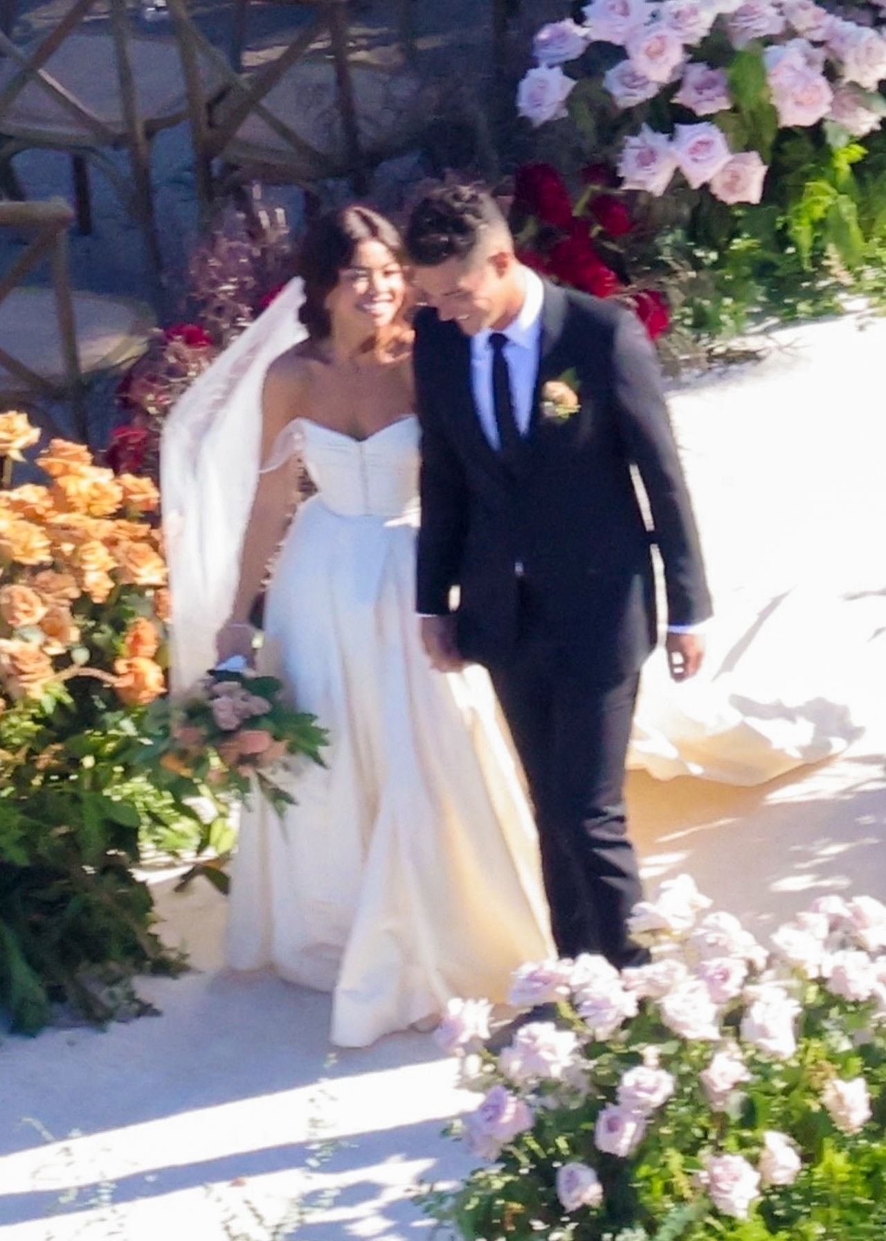 Sarah Hyland and Wells Adams - Getting Married in a California Wine ...