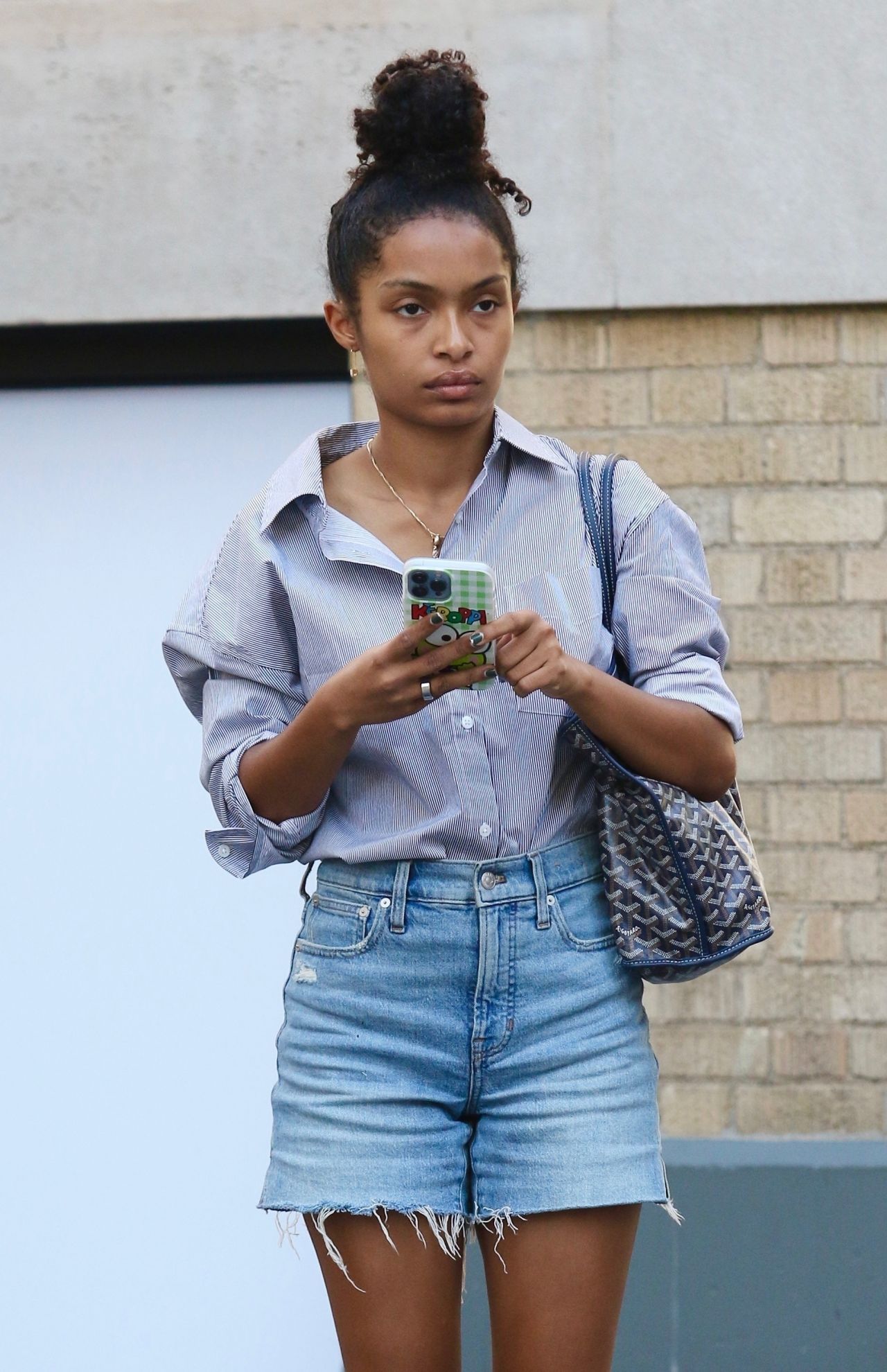 Yara Shahidi Make Up Free In Manhattan S SoHo Area 08 13 2022 CelebMafia   Yara Shahidi Make Up Free In Manhattan S Soho Area 08 13 2022 1 