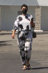Abby De La Rosa   Running Errands in Los Angeles 08 31 2022   - 32