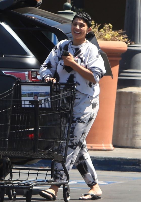 Abby De La Rosa   Running Errands in Los Angeles 08 31 2022   - 17